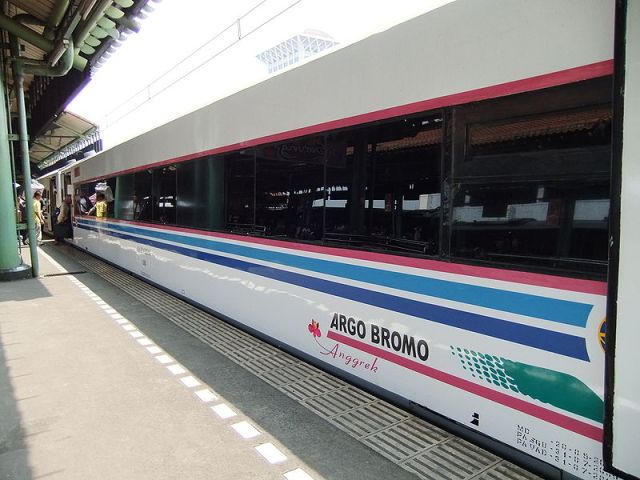 800px-Argo_Bromo_Anggrek_passenger_coach.JPG